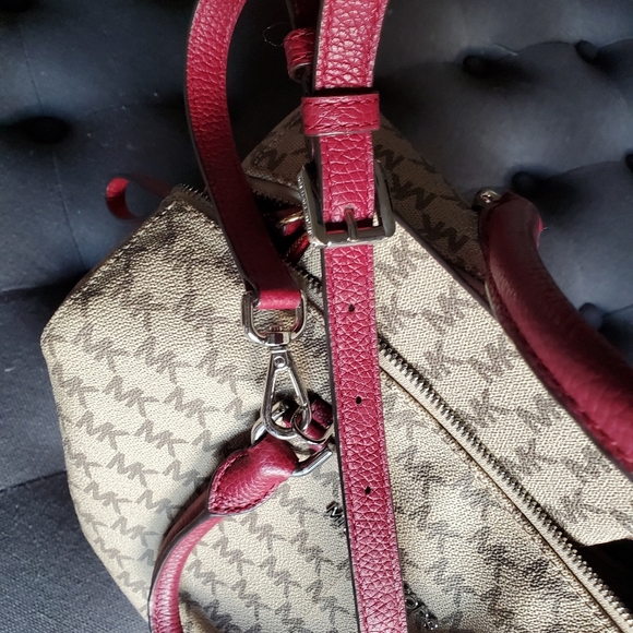 MICHAEL KORS SATCHEL AND AND WRISTLET - Picture 2 of 7